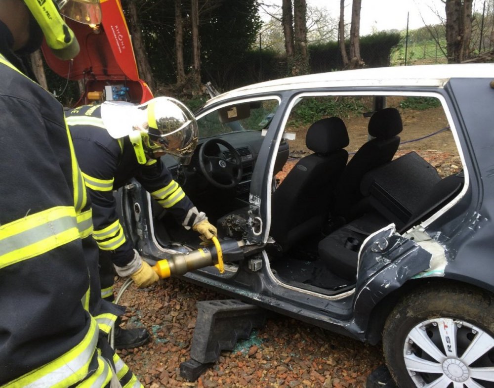 les-vehicules-recents-sont-mieux-renforces-pour-proteger-l-habitacle-ce-qui-rend-la-desincarceration-plus-difficile-photo-ludovic-gaguin-1460317928.jpg